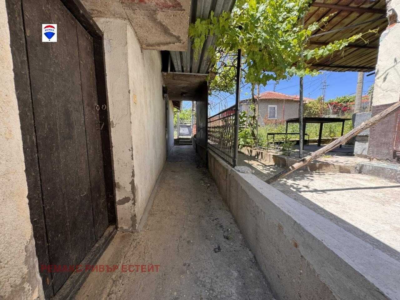 Къща с двор за продажба кв. Дружба 2