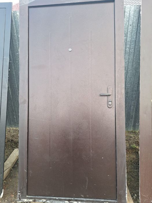 Продам входную железную дверь
