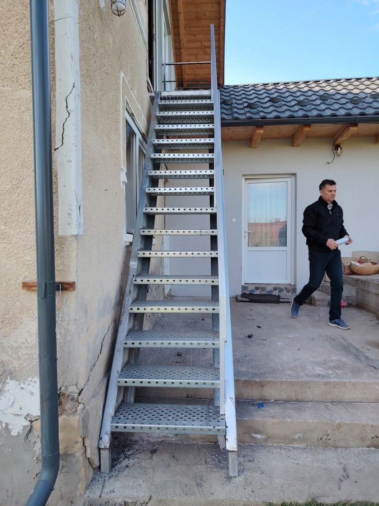 Vând scarii metalice zincate exterioare și pentru incendii , platforme