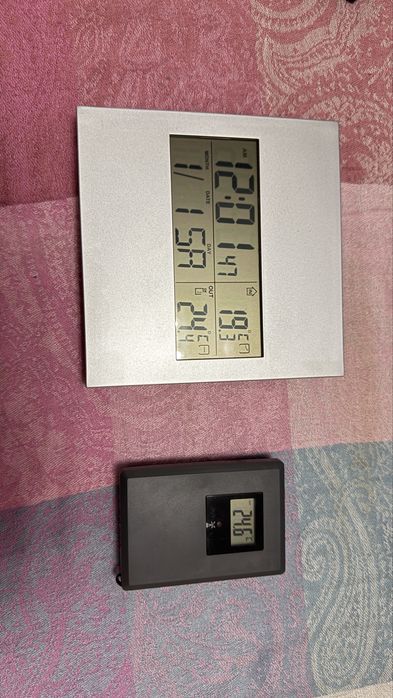 Termometru cu ceas si temperatura exterioara.