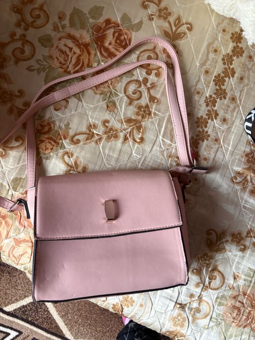 Продавам чанти,продават се защото не се използват .