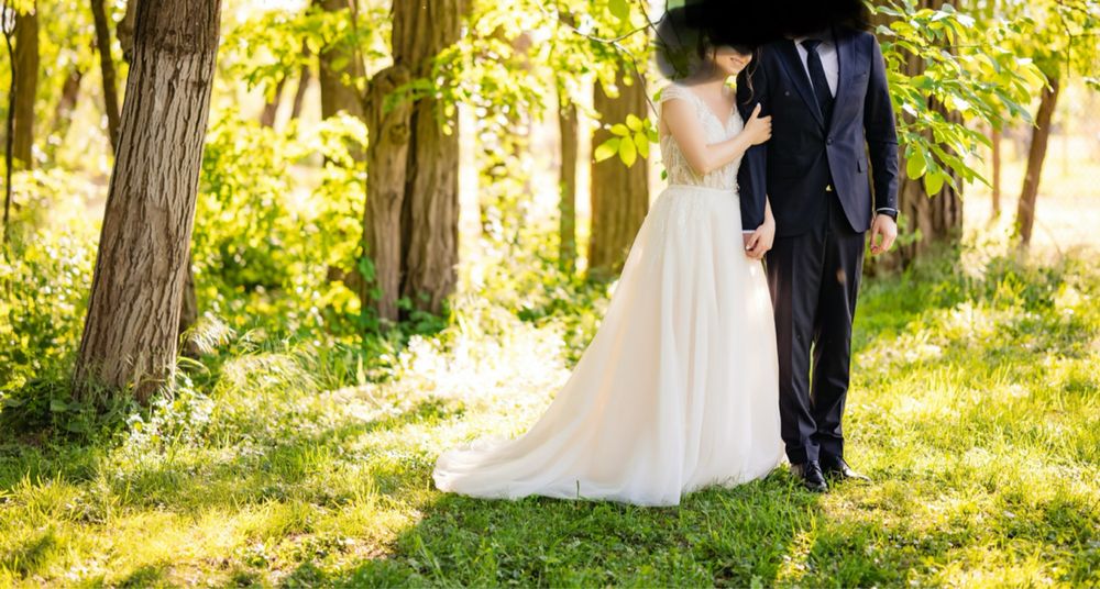 Vand rochie de mireasa.