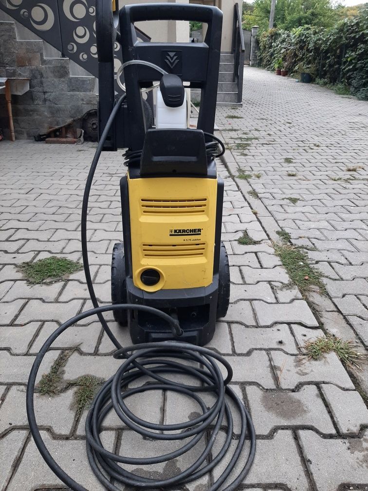 Vind 2 aparate de spalat cu presiune marca karcher