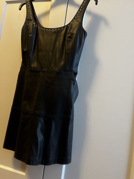 Черна рокля Mango от еко кожа без ръкави с капси