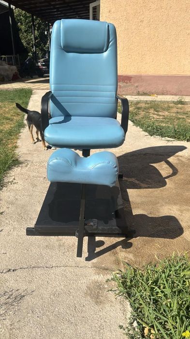 Педикюрный кресло очень хороший состояние и вешилкиа для одежды