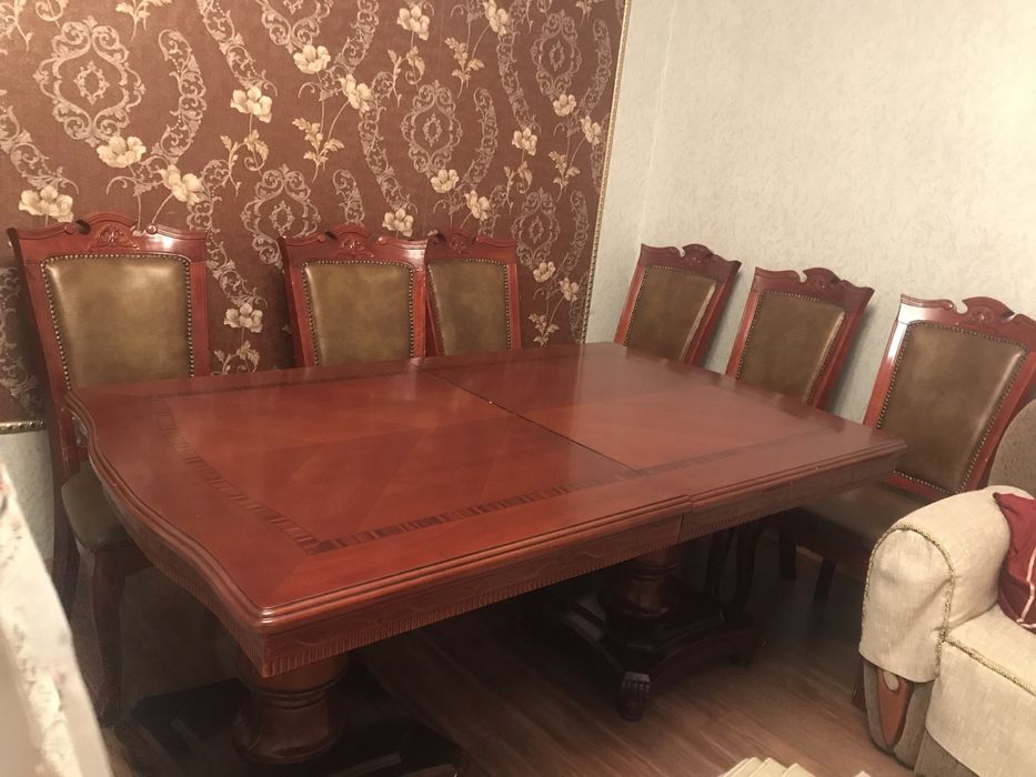 Продам стол и 8 стульев