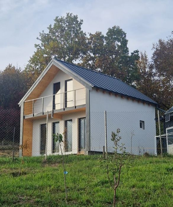 Vând teren cu cabana zona Cristian