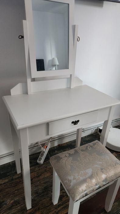 Masuta machiaj cu scăunel noua