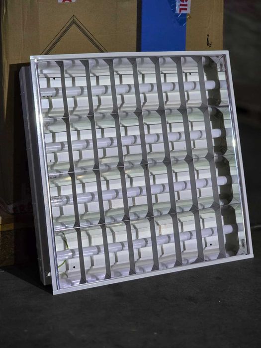 Lămpi tavan casetat cu tuburi Philips – 50 bucăți + 8 aplice CADOU!