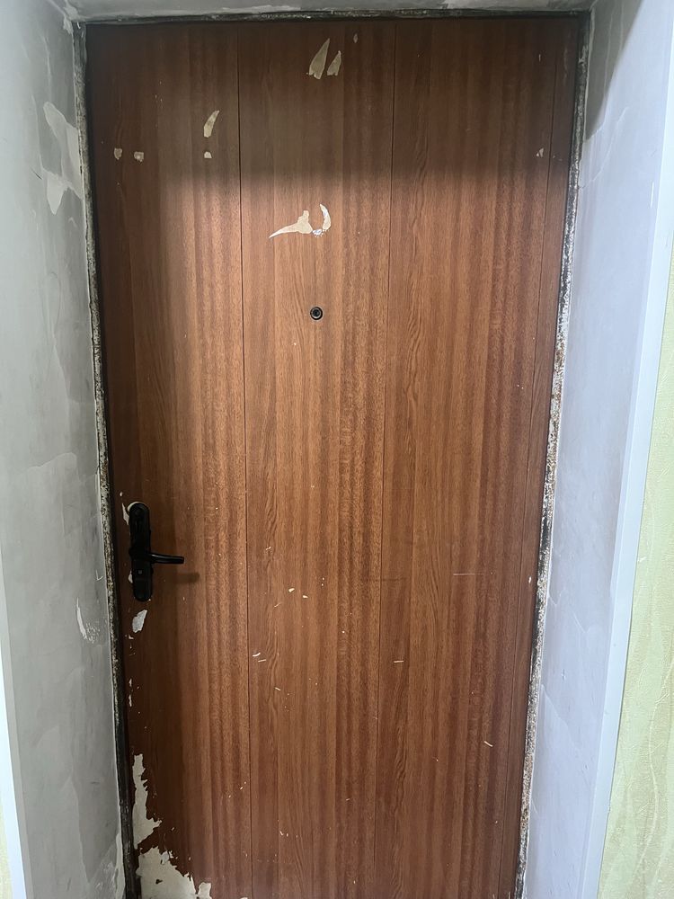 Продам входную металлическую дверь