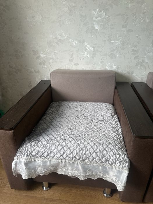 Продам 2 кресла + 2 пуфика по 15 тыс