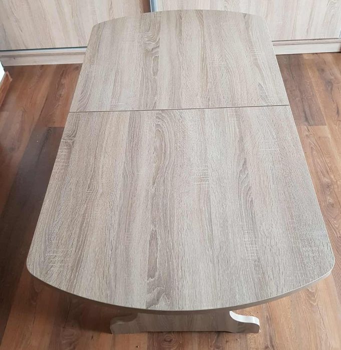 Разтегателна маса с повдигащ механизъм.