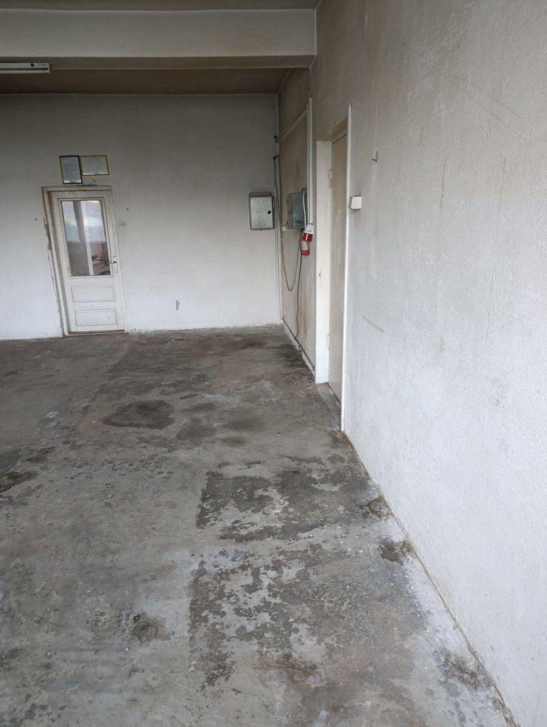 Ofer spații comerciale  și depozitare de închiriat.