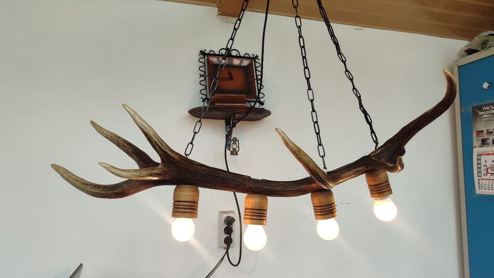 Ръчно изработен полилей от еленови рога с ръчно изработени дървени чаш