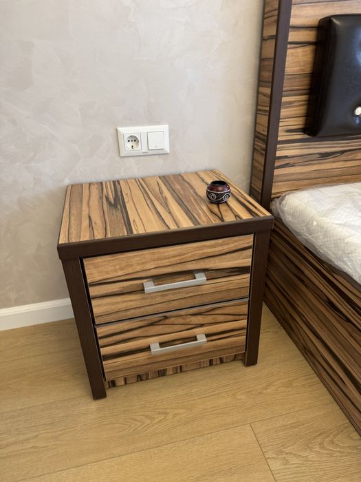 Set dormitor cu pat , saltea , noptiera , birou , scaun si comoda