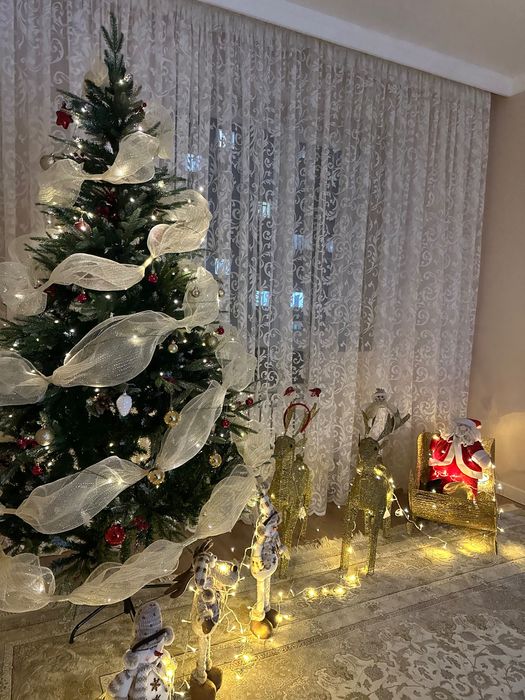 Продам пышную новогоднюю елку. Без украшений.