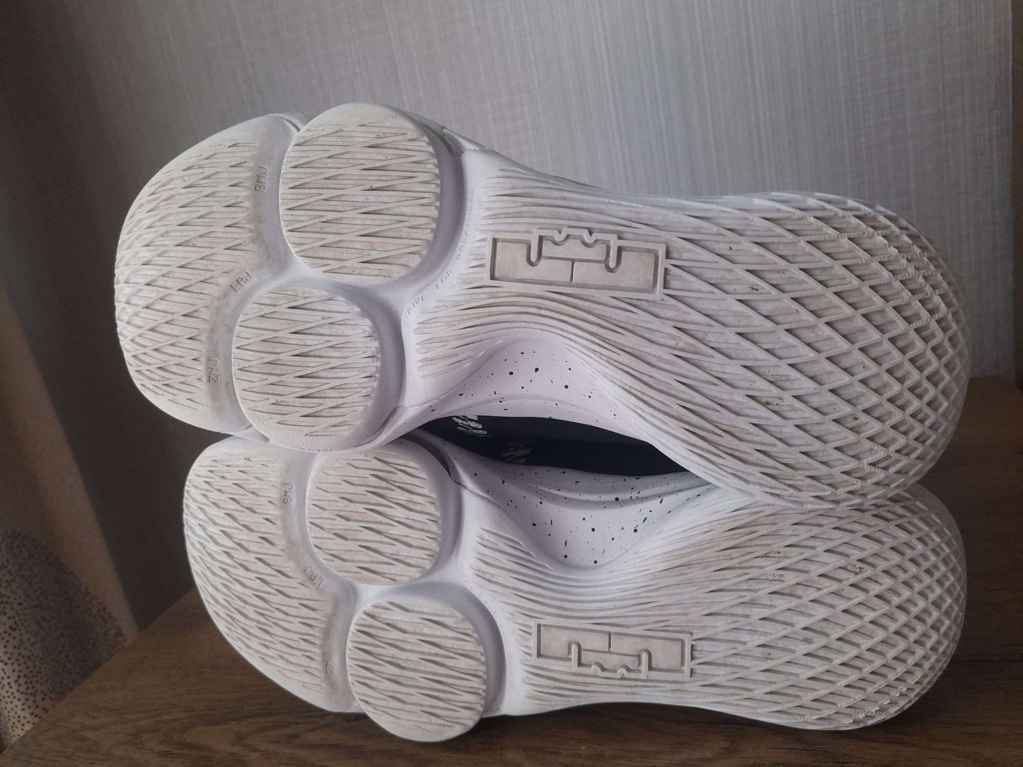 Nike LeBron кецове 43 номер.