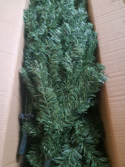 Brad cu aspect natural