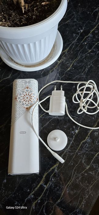 Зарядно и калъф за ел. четка  OralB