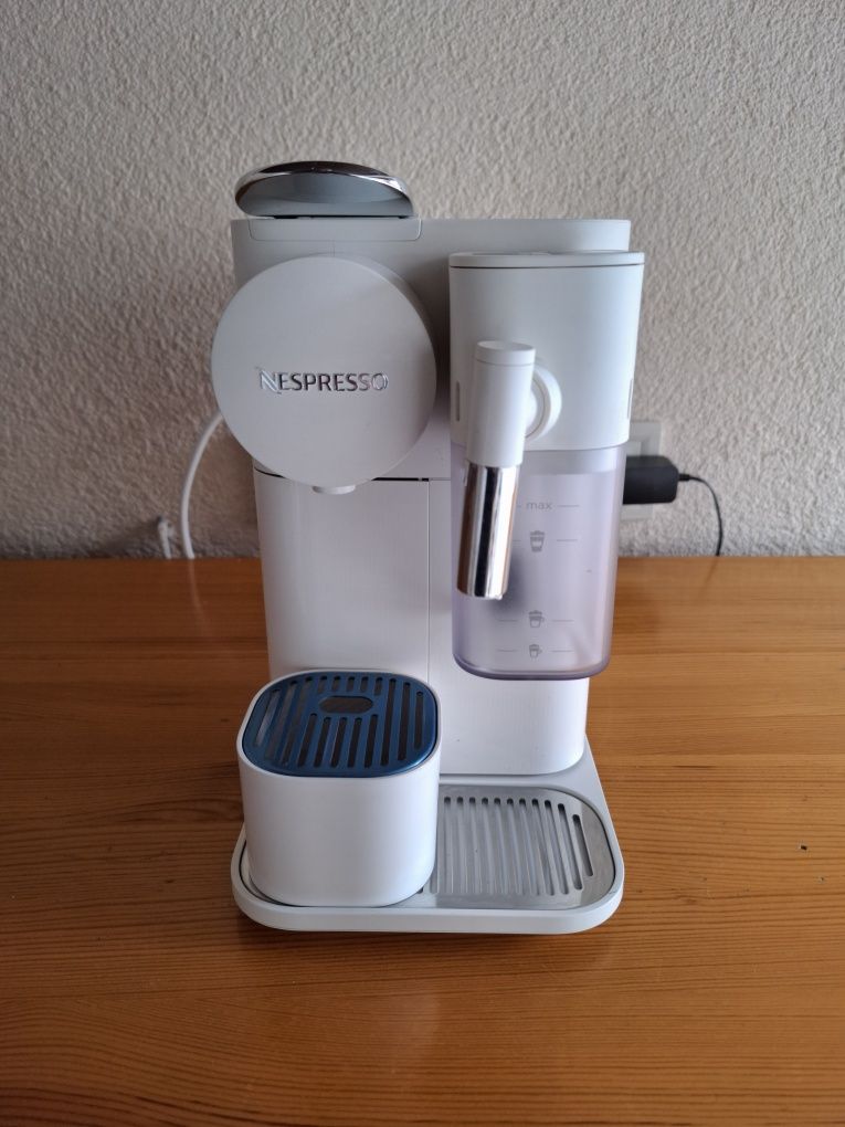 Кафемашина Nespresso Lattissima One EN 500.W, 19 bar, 1400 W