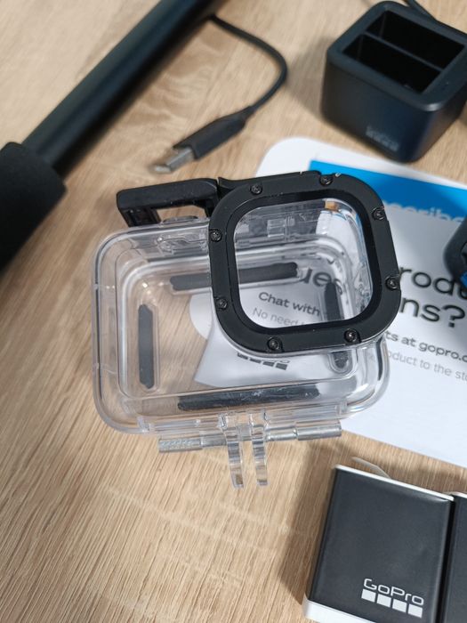 Gopro 12, воден калъф, 3 батерии, 2 зарядни и статив пълен комект .