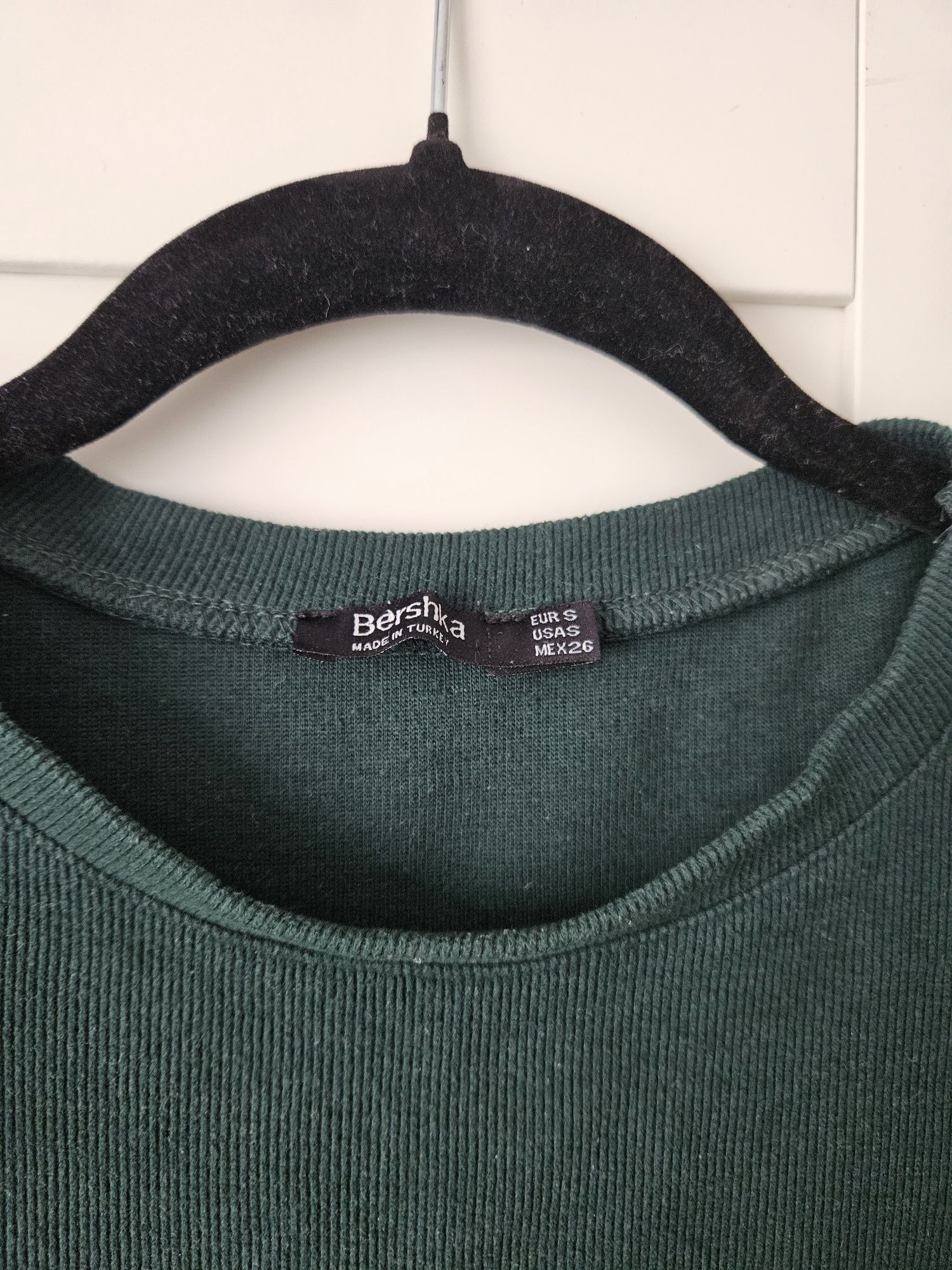 Bluza cu volanase
Bershka
S
Culoare reala verde padure
Stare foarte bu