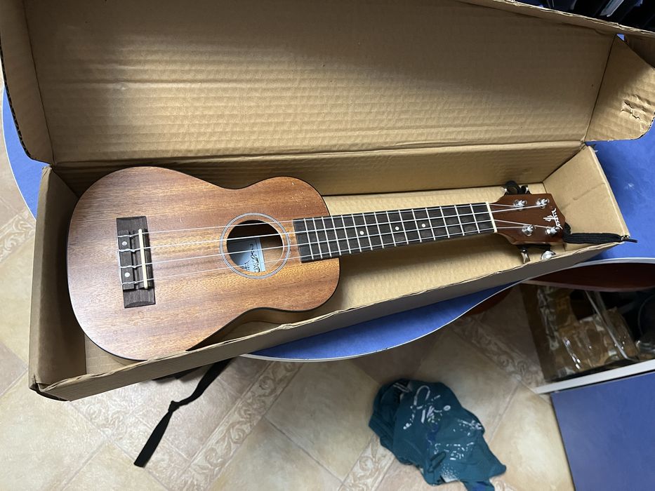 Продам акулеле 4 струны