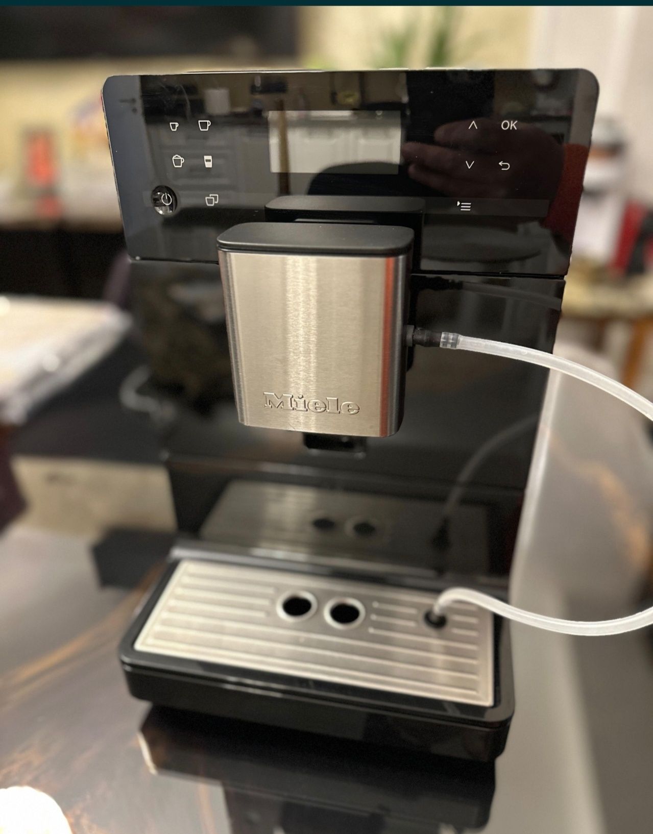 Vând aparat de cafea Miele Cm5310