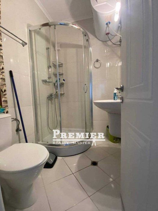 Продава се шикозен апартамент с отделна спалня.