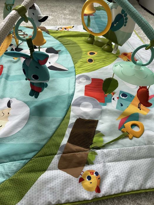 Активна гимнастика Tiny Love и интерактивна възглавница Fischer price