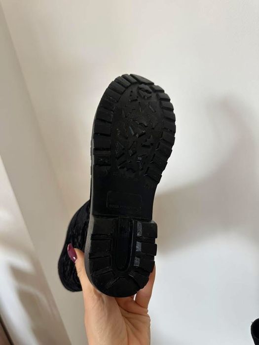 Черни гумени ботуши, 40-ти номер, отлично състояние, с детайли от плюш