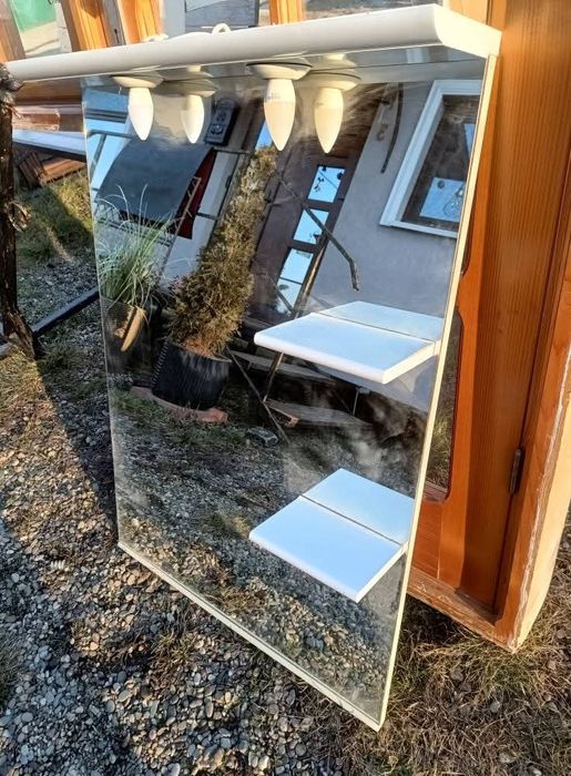 Vând două oglinzi de baie și hol