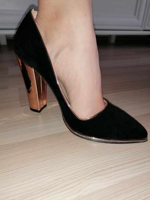 Pantofi cu toc negrii nepurtați