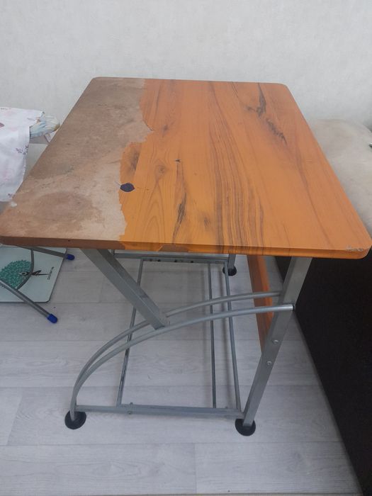 Продам стол  парта можно под компютер железные ножки крепкие