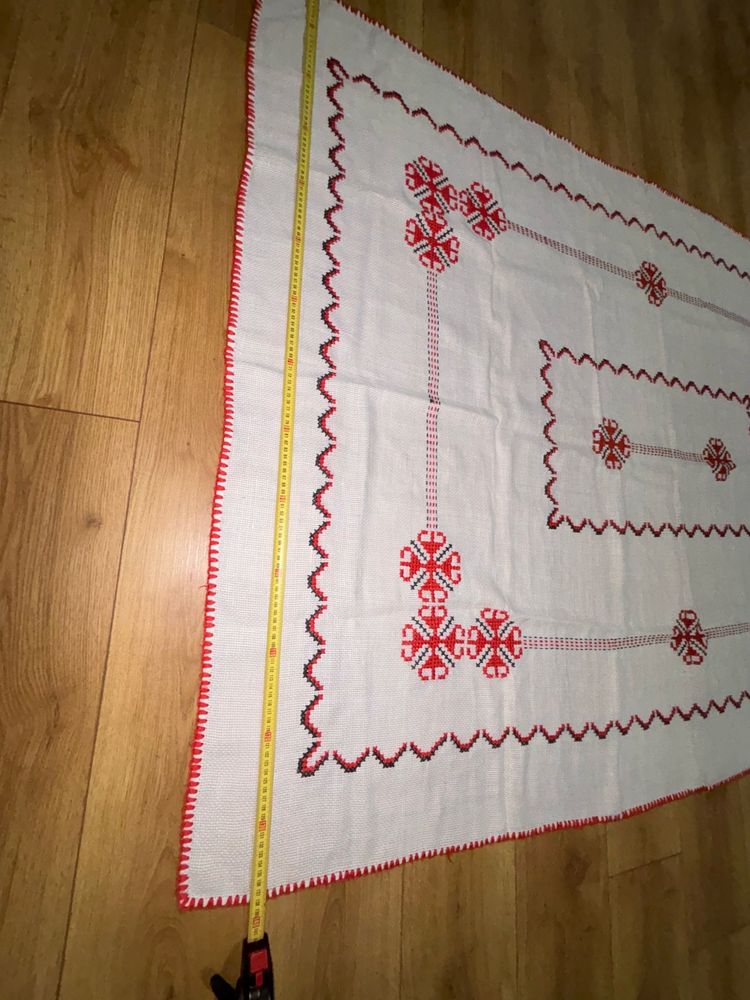 Mileuri sj fata de masa brodata Pitesti