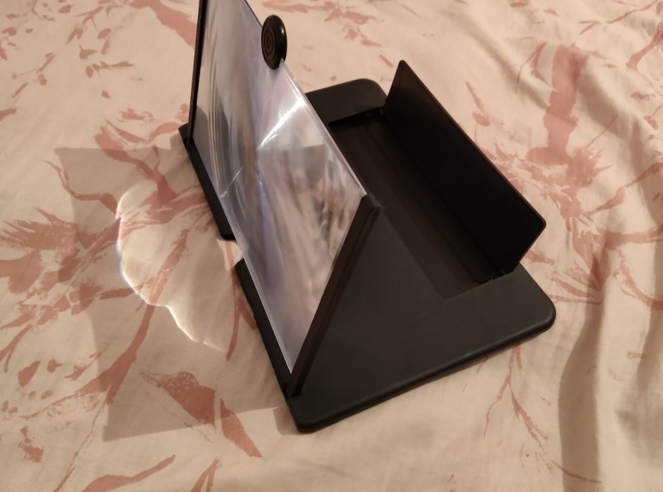 Поставка за телефон с увеличително стъкло