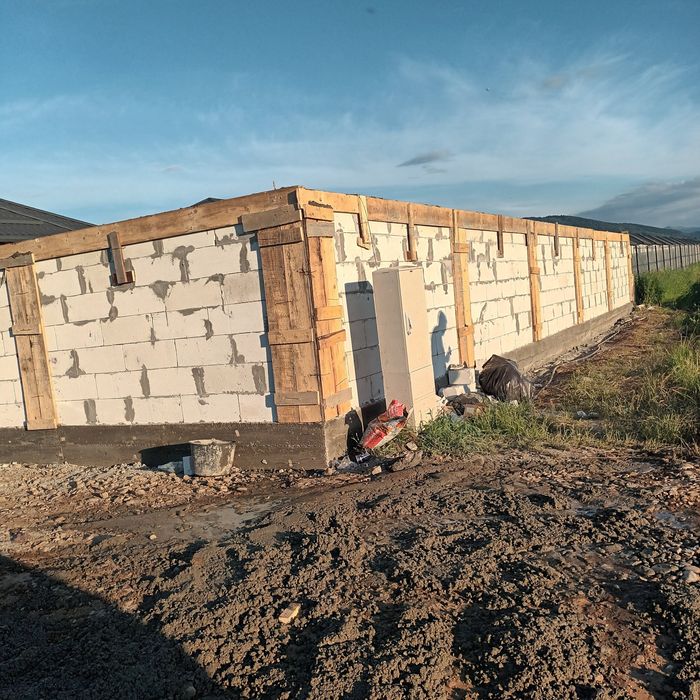 Constructii garduri si porti inprejmuiri terenuri curti