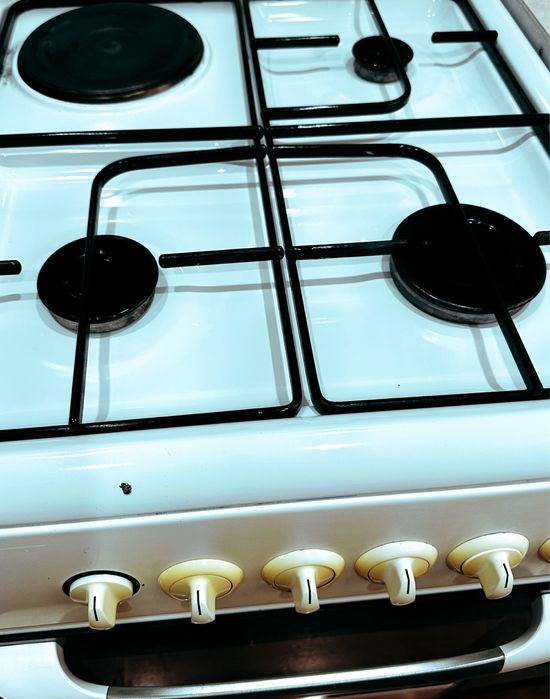 Продам плиту газовая и одна камфорка электро