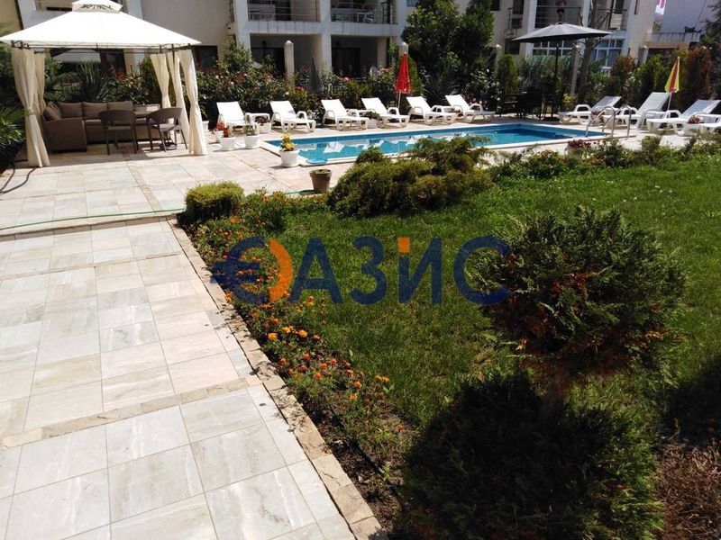 Мезонет с огромна тераса в затворен комплекс в Слънчев Бряг, България