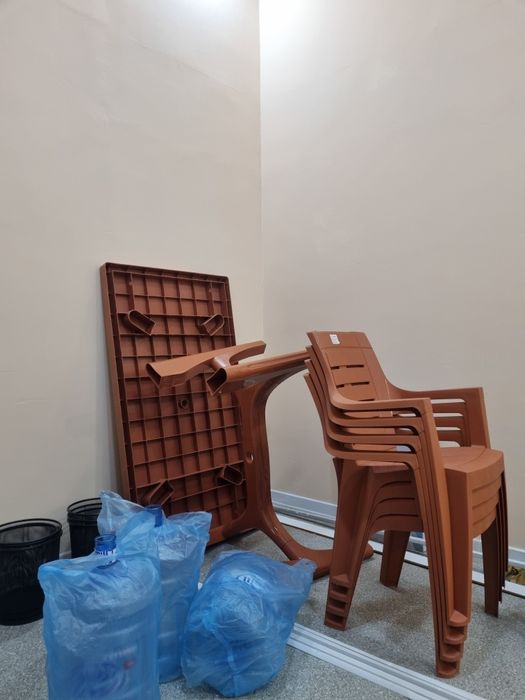 Обеденный стол с 4 стульями, в хорошем состоянии(Новый)