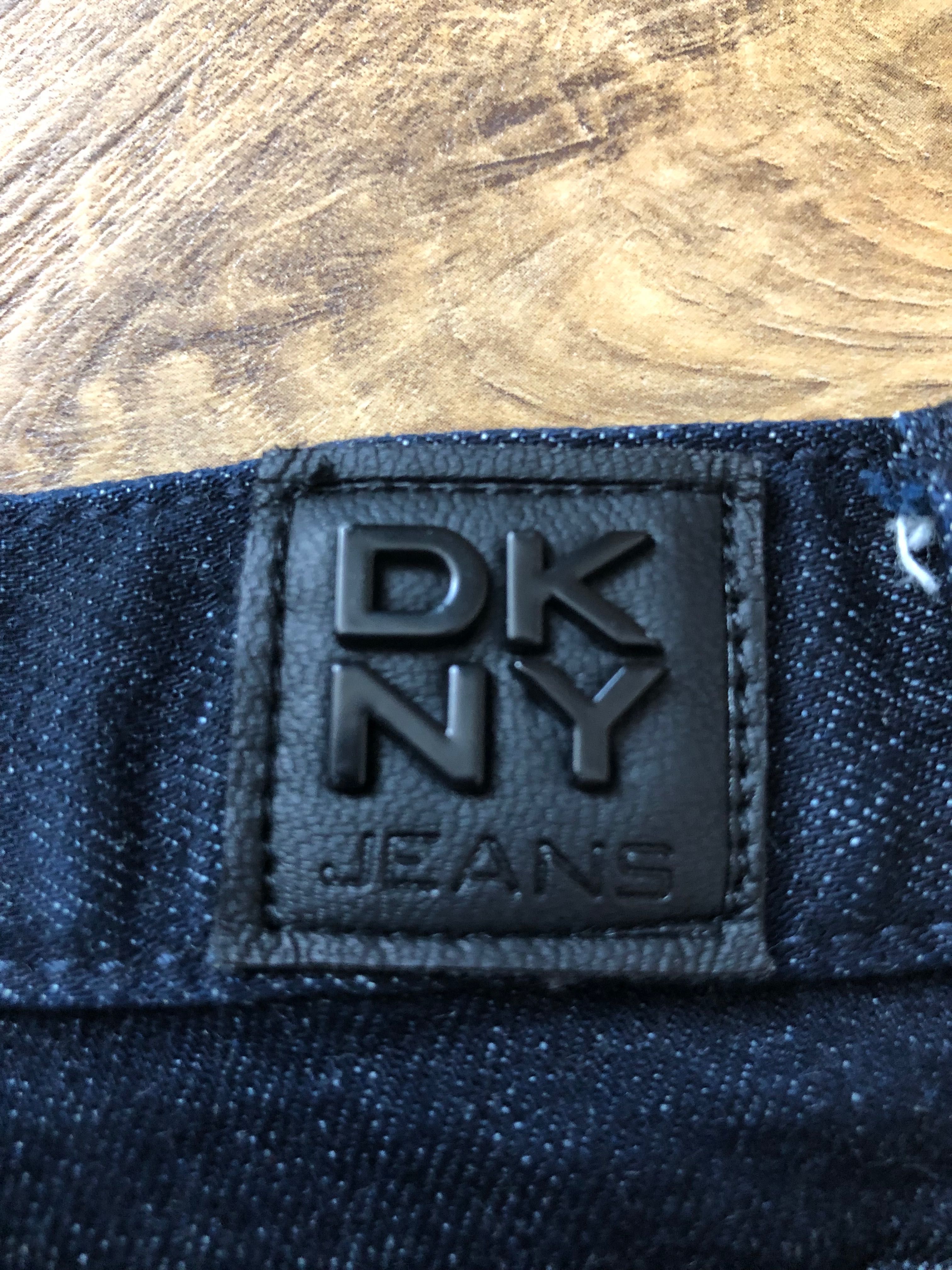 DKNY-blugi pentru barbati in stare impecabila