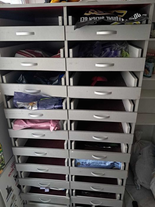 Vand mobiler cu sertare pentru pet shop