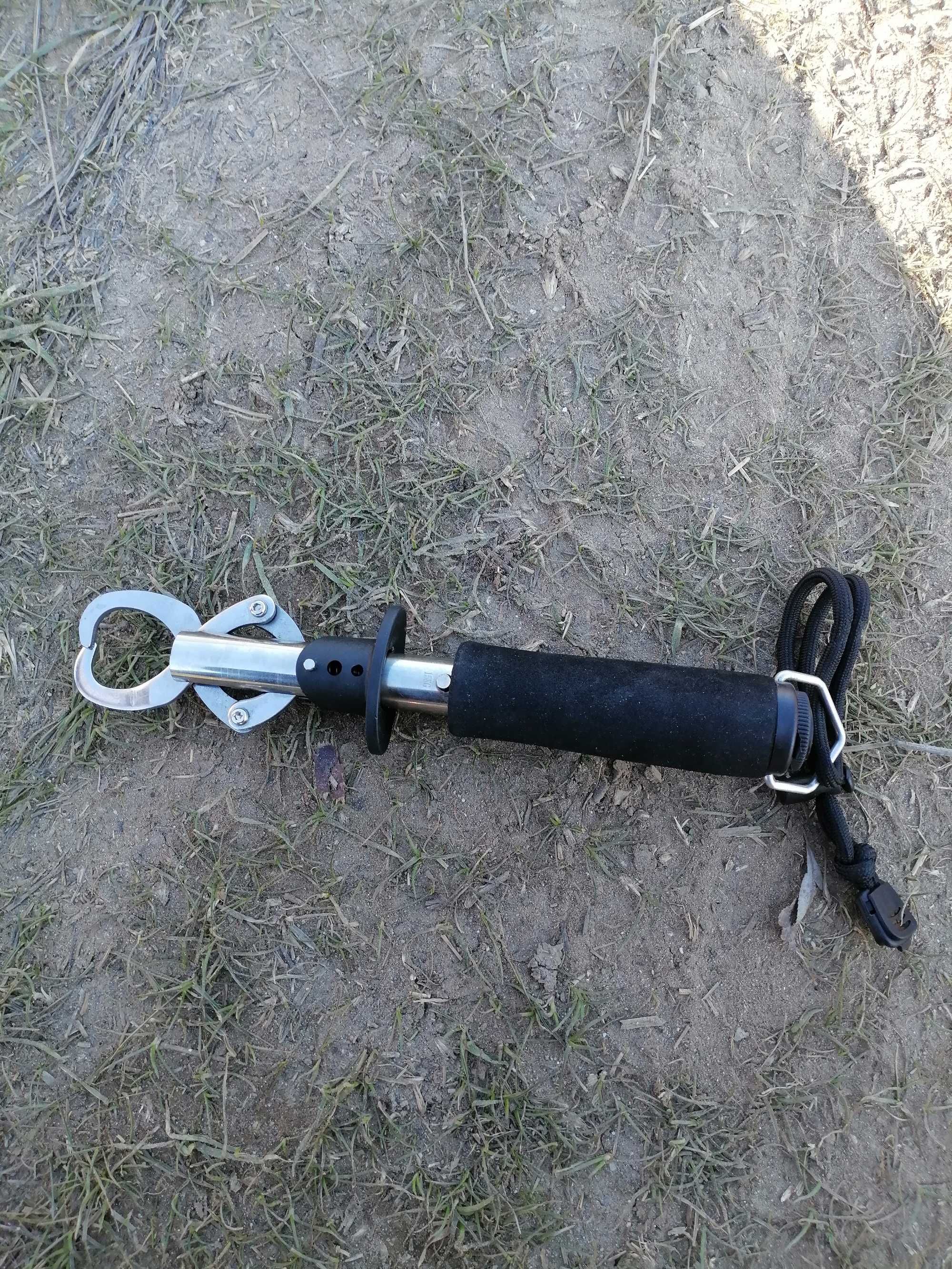 Рибарска щипка за хищници с кантар15 kg