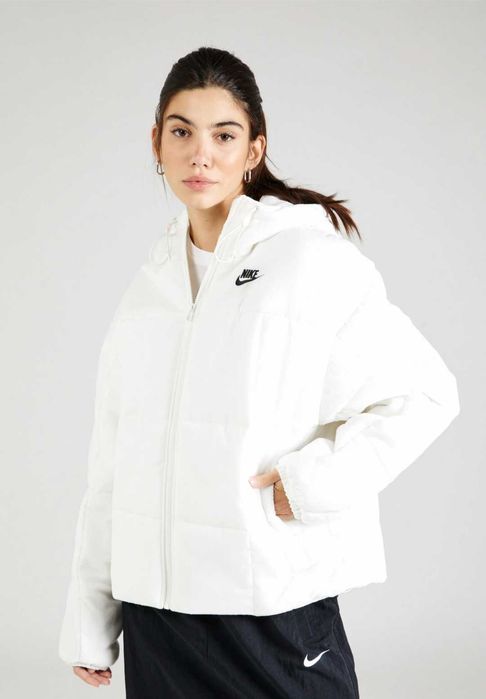 Продавам дамско зимно яке Nike