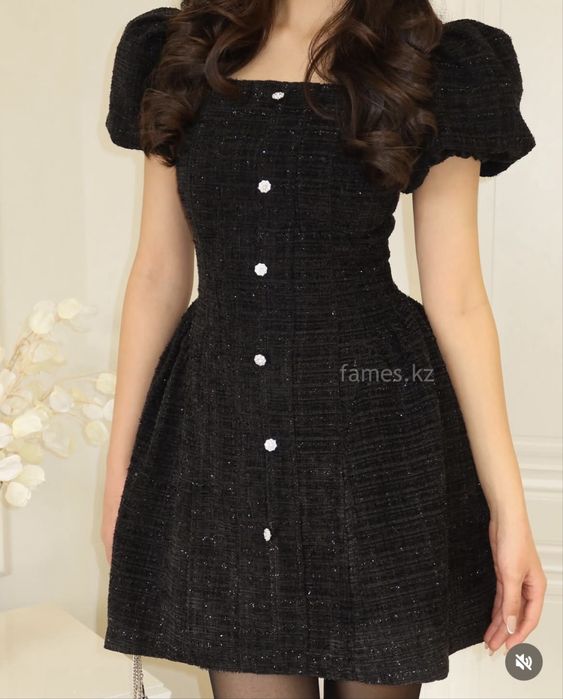 Красивое черное твидовое платье