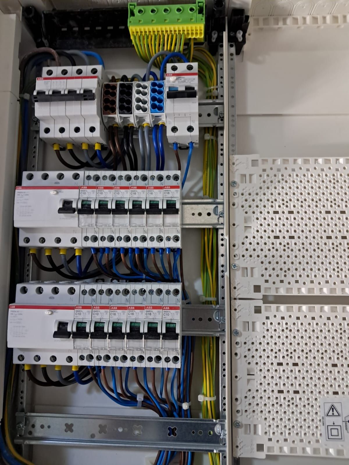 Electrician, instalatii electrice