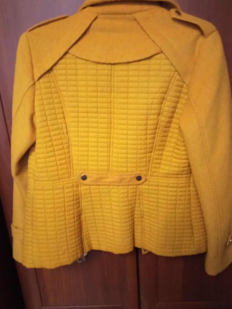 Куртка женская жёлтого цвета