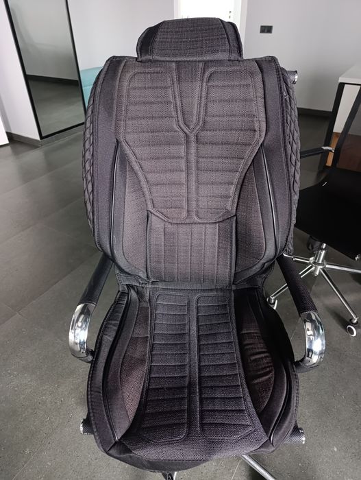 Продам чехлы на автомобиль универсальные чёрные состояние хорошее