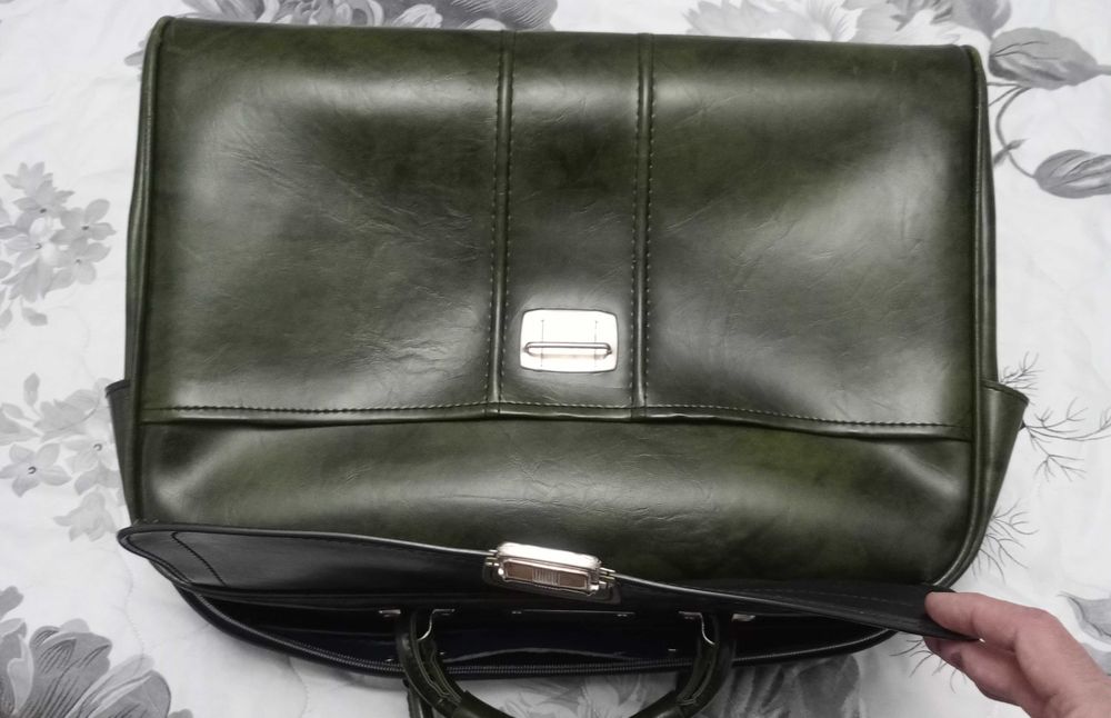 Зелена кожена чанта , отлична!