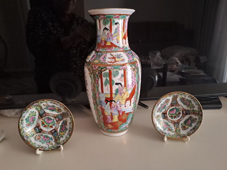 Срочно продаётся ваза и 2 тарелки на подставке новые